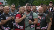 Eine Gruppe von Osmanen posiert vor deren Clubhaus in Dietzenbach, in der Mitte: Vizepräsident Can.