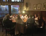 Klein, aber fein und ein liebenswertes Stück Mainz: die Weinstube „Hottum“ in der Mainzer Altstadt. Wo die alte Stammtisch-Kultur noch lebt, wo Fremde zu Freunden werden können.