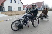 Anja und Anna powern sich gemeinsam mit den Dalmatinern beim Zughundesport aus.