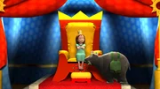 Leopold macht Luzi darauf aufmerksam, dass eigentlich der König auf dem Thron sitzt und nicht die Prinzessin.
