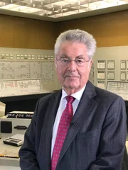 Heinz Fischer im nie in Betrieb gegangenen AKW Zwentendorf.
