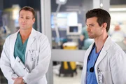 Der Ruf eines Patienten bereitet Charlie (Michael, Shanks, l.) und Joel (Daniel Gilllies, r.) einige Sorgen ...