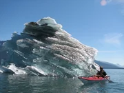 Ein Crewmitglied der Expedition umpaddelt das Kalbeis Alaskas.