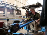 Roland (am Steuer) und Michael besorgen neues Holz.