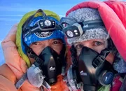 Norbu Sherpa und Andrea auf dem Gipfel des Mount Everest