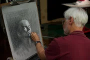 Robert Goldman, ein Künstler in Tucson, malt eine Büste.