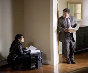 Shaw (Sarah Shahi) und Fusco (Kevin Chapman)