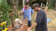Andrew (l.) und Kevin Buckles bauen einen Wasser-Stuhl-Ski.