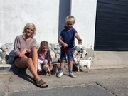 Oksana mit ihren Kindern Milan und Arielle beim Hundespaziergang, in der Straße vor ihrem alten Haus.