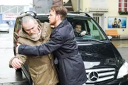 Robert (Luca Maric, l.) wird im letzten Moment von Tobias (Patrick Müller) beiseite gerissen und entgeht so Langers (Robert Ritter, im Auto) Angriff...