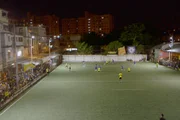 In einer Favela in Rio de Janeiro produzieren Fußballer durch das Laufen die notwendige Energie für die Platzbeleuchtung.