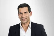 RUNDFUNK BERLIN-BRANDENBURG
Moderator Mitri Sirin
© rbb/Oliver Kröning, honorarfrei - Verwendung gemäß der AGB im Rahmen einer engen, unternehmensbezogenen Berichterstattung im rbb-Zusammenhang bei Nennung "Bild: rbb/Oliver Kröning" (S2), rbb Presse & Information, Masurenallee 8-14, 14057 Berlin, Tel: 030/97 99 3-12118 oder -12116, pressefoto@rbb-online.de