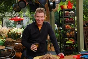 Outdoor-"Grillmeister" Bobby Flay widmet sich in jeder Episode einer anderen Region und verwendet dabei zahlreiche Zutaten aus der ganzen Welt.