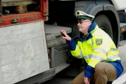 Der Dessauer Autobahnpolizist Wolfgang stoppt einen Lastwagen mit einer Riesenladung ungesicherter Bierbüchsen.