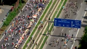 Still-Leben auf der A 40: Mindestens 3 Millionen Menschen auf den Ruhrschnellweg, feierten gemeinsam zwischen Duisburg und Dortmund.