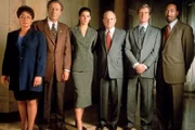 v.l.: Anita Van Buren (S. Epatha Merkerson), Lennie Briscoe (Jerry Orbach), Abbie Carmichael (Angie Harmon), Arthur Branch (Fred Dalton Thompson), Detective Lennie Briscoe (Jerry Orbach), Detective Ed Green (Jesse L. Martin)