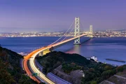 Die Akashi Kaikyo Bridge ist eine Autobahn-Hängerbrücke in Japan.