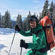 Das hat Michael Kessler noch nicht erlebt: Seine siebzehnte Expedition wird sein extremstes Abenteuer! Auf über 2.000 Meter Höhe kämpft er sich bei frostigen Minusgraden 200 Kilometer durch die wunderschön verschneite Bergwelt über die Alpen. Für Kessler wird die Luft verdammt dünn, denn er reist ohne Sauerstoffgerät – nur mit einem kleinen Schlitten! - Schneeschuhwanderung zum Muttjöchle