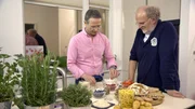Mit der richtigen Ernährung gegen zehnfach erhöhte Blutfette: Matthias Riedl (l) zeigt Klaus F., wie das richtige Essen seine gefährlich hohen Trygliceride senken kann.
