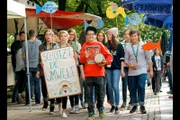 Auf dem Stadtfest trommelt das Team Greenfield für eine gesunde Umwelt und sammelt Spenden für die Renaturierung des Flusses Wiese, der begradigt wurde und nun zu schnell fließt.