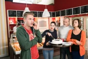 Bambi (Benjamin Heinrich, l.) erfährt im Beisein von Sina (Valea Katharina Scalabrino, 2.v.l.), Robert (Luca Maric) und Irene (Petra Blossey) zutiefst geschockt, dass er allergisch gegen Bier ist...