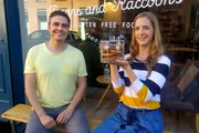 Die „Xenius“-Moderatoren Caro und Gunnar vor dem glutenfreien Café „Bears and Raccoons“ in Paris.