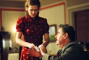 Ed Araquel (604) 773-8305. . Anna (Anna Gerasimova,l.) war seinerzeit Bedienstete bei Josef Stalin (Yervant Arzumanyan). . Die rote Verschwörung