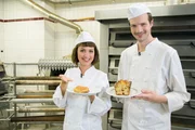 Die "„Xenius"“-Moderatoren Emilie und Adrian probieren sich an Weihnachtsgebäck – an einer französischen Galette des Rois und an einem deutschen Christstollen.