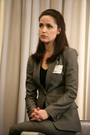 Nachdem ihre Chefin eine Bombendrohung erhalten hat, plagen Ellen Parsons (Rose Byrne) Zweifel, ob sie ihren Job in der Anwaltskanzlei noch ausführen soll ...