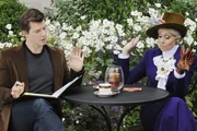 Während Wilhelmina, Daniel (Eric Mabius, l.) und seine Mutter Claire (Judith Light, r.) auf einer Klausurtagung auf dem Land weilen, soll Betty alleine MODE hüten. Da tauchen unerwartet riesige Probleme auf ...