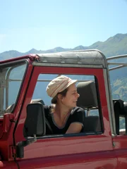 Sarah Wiener unterwegs im Jeep.