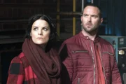 Jane (Jaimie Alexander, l.) und Weller (Sullivan Stapleton, r.) sind einer Gruppe Hacker auf der Spur, die sich streng geheime Dokumente organisiert haben. Die Computergenies machen es den beiden Ermittlern nicht leicht, sie aufzuspüren ...