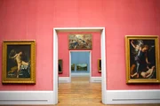 Die sehr unterschiedlichen Fassungen des Amor von Baglione (re.) und von Caravaggio (li.) erhitzten zu ihrer Entstehungszeit derartig die Gemüter, dass die Maler sich vor Gericht trafen. Heute hängen beide Werke Seite an Seite in der Gemäldegalerie Berlin.