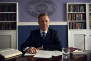 Alan Cowdrey QC (Alex Jennings) in seinem Büro in der Anwaltskanzlei.