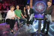 Das gab es bei Günther Jauch (re.) noch nie: Heute sitzt anstelle eines einzigen Kandidaten eine ganze Familie (Komparsen) Günther Jauch gegenüber und hat die Chance auf den Millionengewinn.
