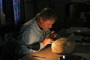 Ron Tappy untersucht die Alphabetinschrift, die er im Jahr 2005 auf Tel Zayit in der Schefela auf einem Stein gefunden hat.
