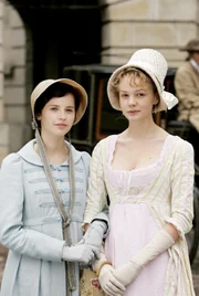 Catherine (Felicity Jones, li.) ist eng mit Isabella (Carey Mulligan, re.) befreundet und bald sogar verwandt: Als Catherine jedoch erfährt, dass Isabella die Verlobung mit ihrem geliebten Bruder durch einen Seitensprung riskiert, steht auch die Freundschaft der beiden auf dem Spiel.