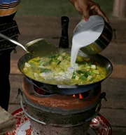 Grünes Curry mit Kokosmilch.