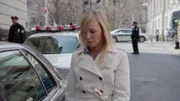 Während Amanda Rollins (Kelli Giddish) eine kriminelle Bande zu einem Polizeiwagen begeleitet, ahnt keiner, welches Unglück sich anbahnt.