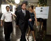 Von links: Kellner (Darsteller unbekannt), Nathan Ford (Timothy Hutton) und Sophie Devereaux (Gina Bellman)
