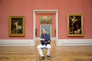 Dr. Roberto Contini ist Kurator an der Berliner Gemäldegalerie und Spezialist für die italienische Malerei des 17. Jahrhunderts. Wie es 1603 in Rom zum großen Streit zwischen Caravaggio und Baglione kam, vor deren Bildern er hier sitzt, weiß er ganz genau.