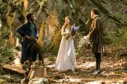 Prinzessin Amélie (Leonie Brill) trifft auf Prinz Thabo (Elvis Clausen, li.) und seinen Diener Leo Wams (Lennart Matthiesen). Amélie entdeckt den Salzkristall. Gegen einen Kuss von ihr würde Thabo ihr den Salzkristall überlassen.