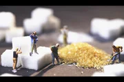 Brauner Zucker ist grundsätzlich gesünder als weißer, weil er mehr Mineralstoffe, Spurenelemente und Vitamine enthält – allerdings nur in so geringen Mengen, dass es für die Gesundheit nicht relevant ist.