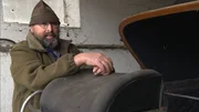 Den Reisach Toni kennt in Kaufbeuren jedes Kind. Er ist ein leidenschaftlicher Sammler von alten Kutschen.