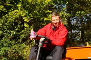 rbb Fernsehen KESSLERS EXPEDITION, "Mit dem Rasenmäher auf den Brocken, Teil 3", am Freitag (14.12.12) um 20:15 Uhr.
Die Aufgabe des rbb für Michael Kessler ist und bleibt eindeutig: Wieder eine Expedition! In den Harz, auf den Brocken… Schauspieler Michael Kessler ist fassungslos und nicht gewillt, noch einmal zu paddeln, zu laufen oder zu radeln. Auf der Suche nach einem geeigneten motorisierten Gefährt entdeckt Michael Kessler einen 6 km/h schnellen Elektro Rasenmäher ...