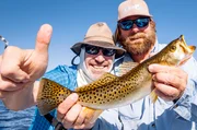 Angelguide Jon Conway (r.) und Heinz Galling mit einer Speckled Sea trout.