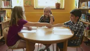 Wenn es in der Schule Streit gibt, helfen Siri (9) und Nudem (9). Die beiden sind Streitschlichter, das heißt, sie helfen beim Vertragen, echte „Sesamstraßen-Helfer“ also.