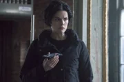 Noch immer ist sich Jane (Jaimie Alexander) nicht sicher, ob sie Weller von dem Mord ihres Bruders an Emma Shaw berichten soll. Da macht dieser den Vorschlag, mit Roman gemeinsam auf die Jagd nach einem Killer zu gehen ...