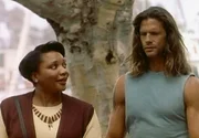 Reno Raines (Lorenzo Lamas) führt ein ernstes Gespräch mit der Haushälterin Carla (Arnetia Walker).