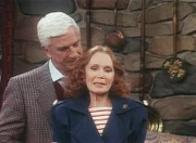 Max (Leslie Nielsen, l.) und Mona (Katherine Helmond, r.) könnten ein ideales Paar werden, aber Max ist nicht ehrlich.